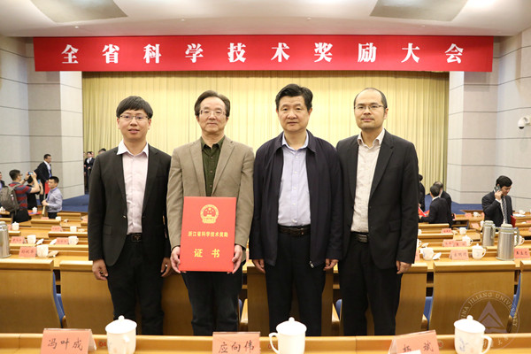 我校获奖者与校长合影.jpg