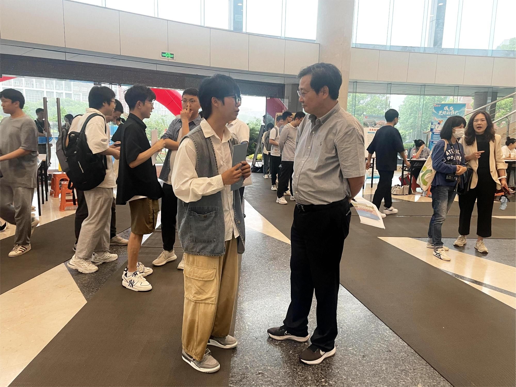 5月17日,由中国计量大学、杭州市人力资源和社会保障局主办的2023年高校毕业生等青年就业创业推进计划”暨浙江省“百万岗位进校园”专项行动(杭州-中国计量大学站)在我校嘉量大会堂举办。